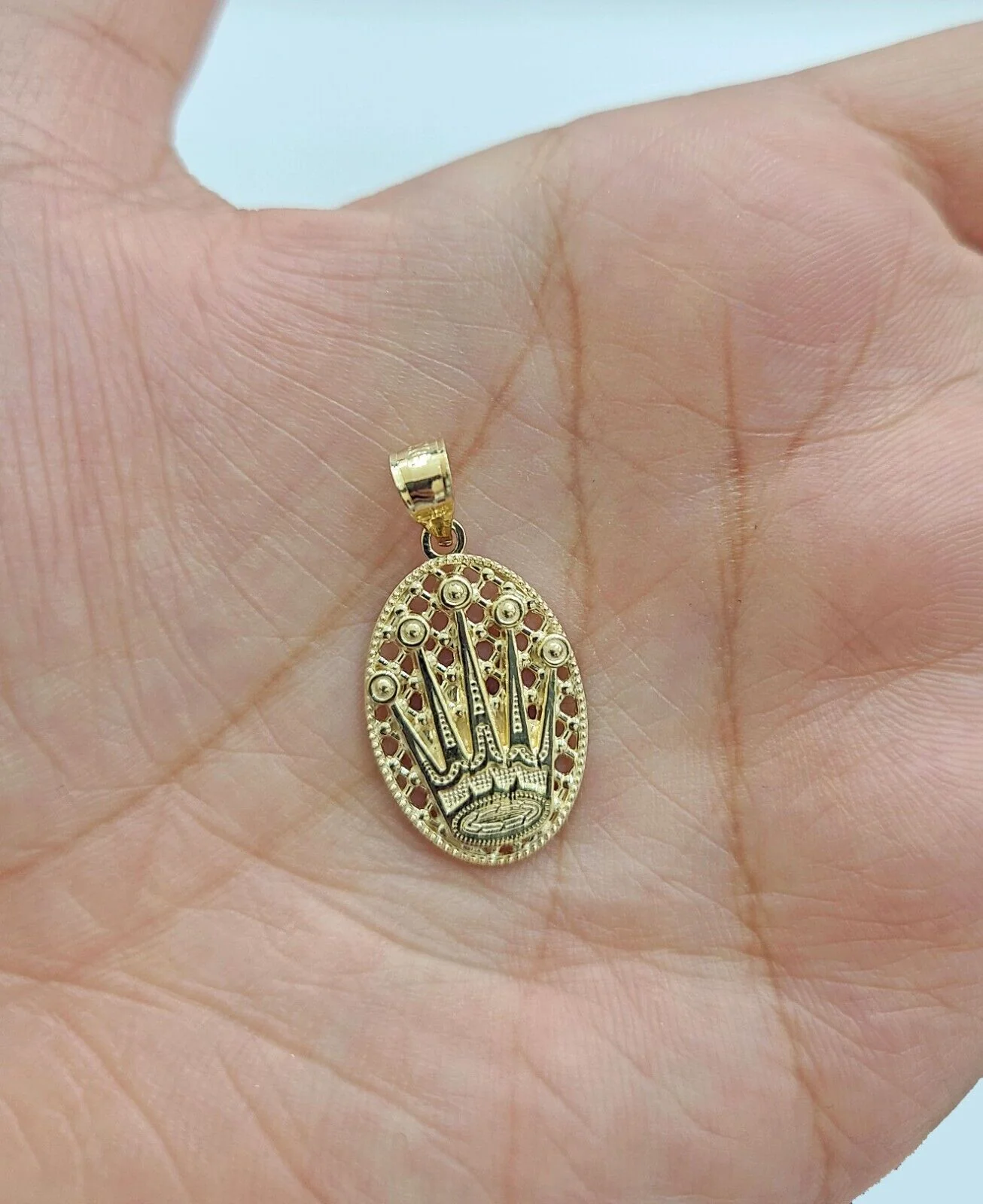 Real 10k Gold Circular  Charm Pendant 10kt Yellow Gold Unisex - Image 3